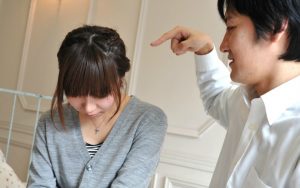 昔のパリサイ人のように相手を責める男性