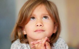 自分らしくあるために祈るモルモン教の子ども