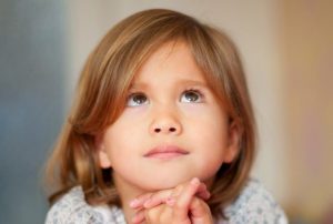 自分らしくあるために祈るモルモン教の子ども