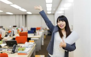 家族歴史の資料が見つかって喜ぶ女性