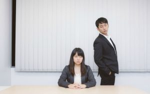 責める上司と罪悪感を持つ部下