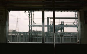 電車の中から見る風景
