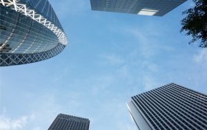 建物の合間から見る空