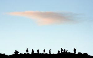 人影と空