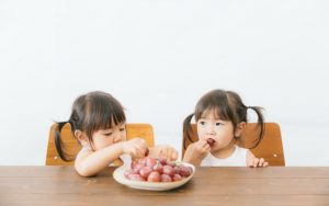 フルーツを一緒に食べる子供たち