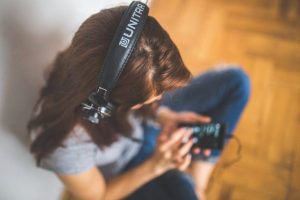 ヘッドホンをつけ、音楽を聴く女子