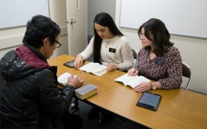 宣教師からレッスンを受ける男性